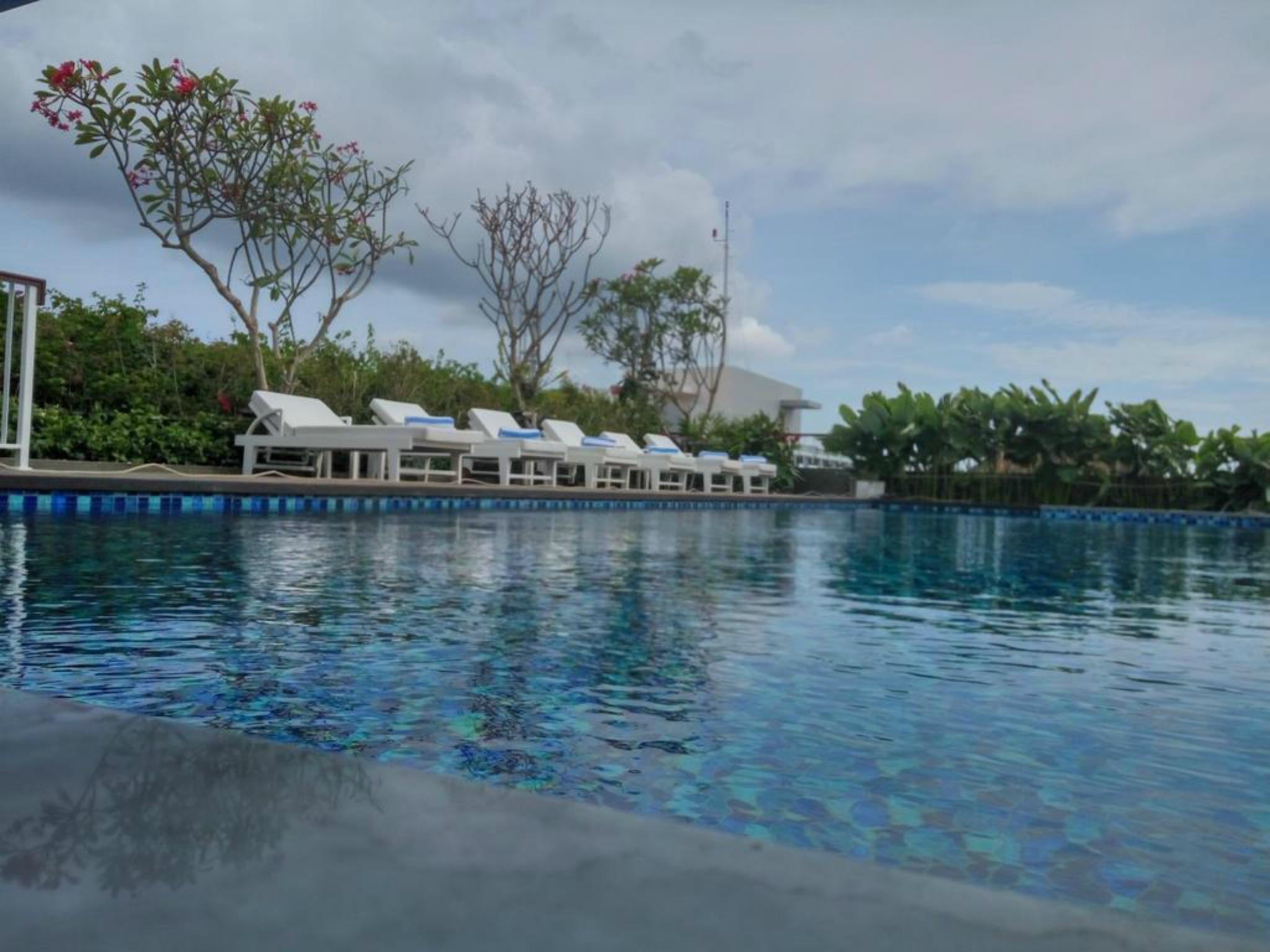 잠불루욱 오세아노 스미냑 호텔 세미냑 외부 사진 The swimming pool at the resort