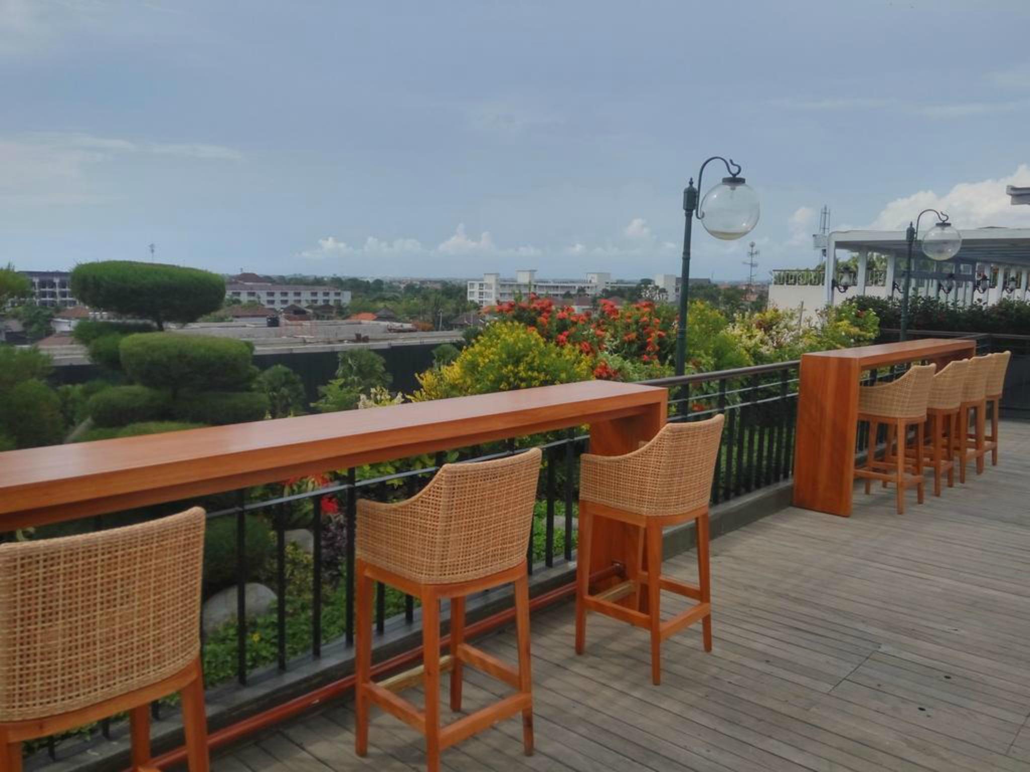 잠불루욱 오세아노 스미냑 호텔 세미냑 외부 사진 The bar at the rooftop of the hotel