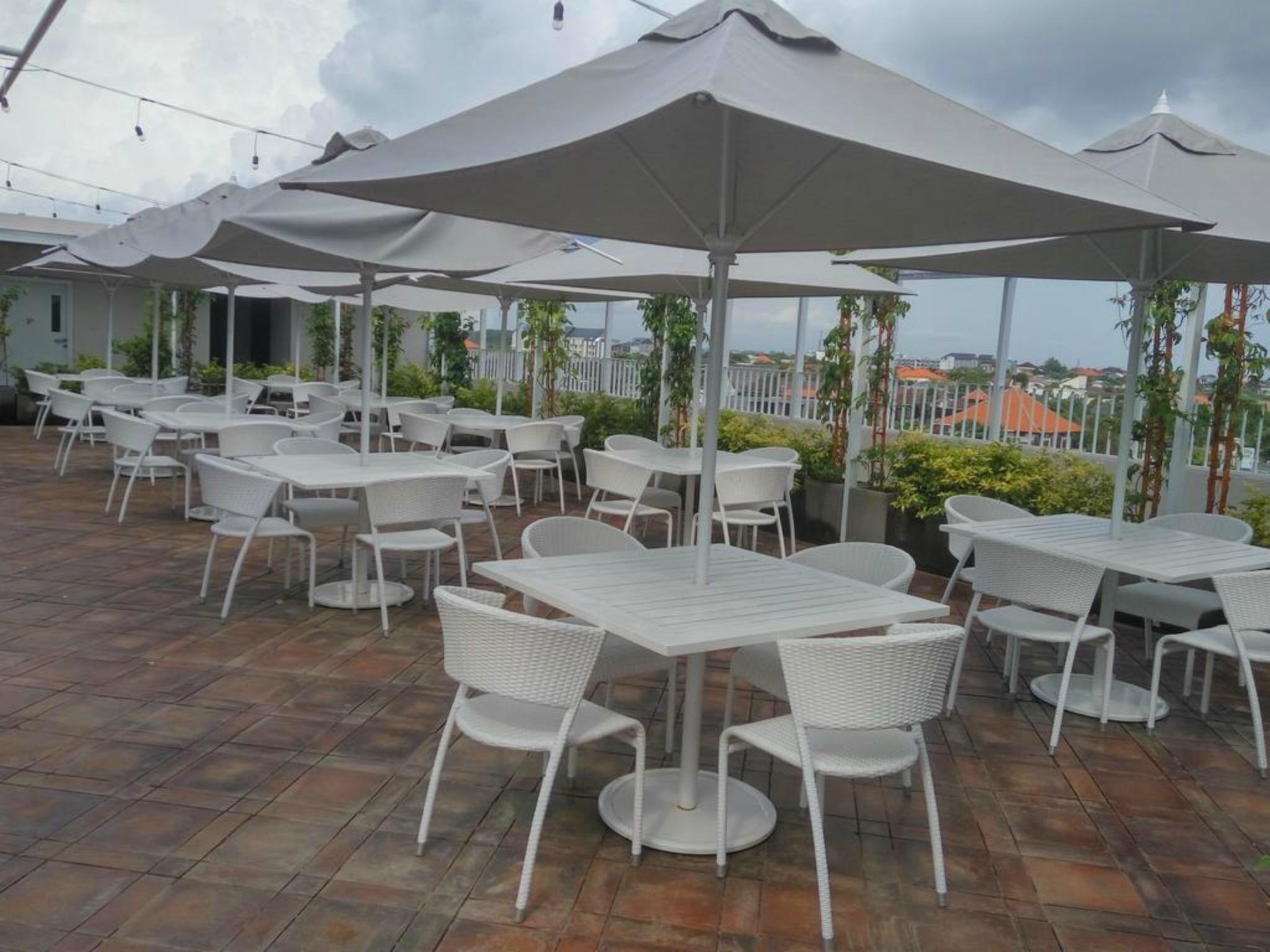 잠불루욱 오세아노 스미냑 호텔 세미냑 외부 사진 Rooftop bar